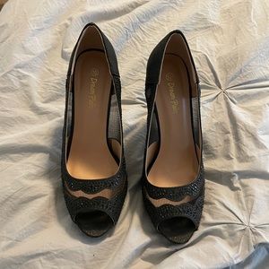 Size 10 Dream Pairs black heels